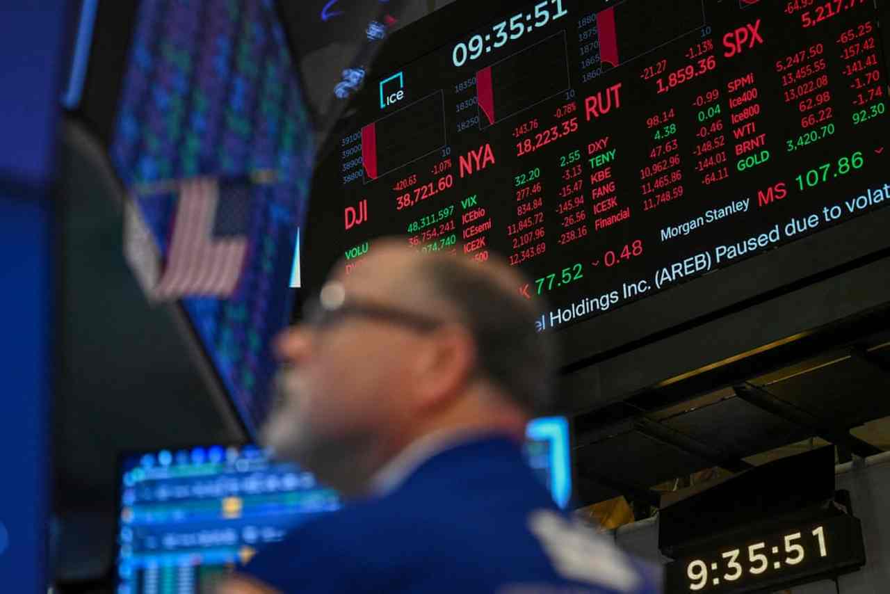 US stock markets fall again as Trump calls Fed chair ‘a major loser’